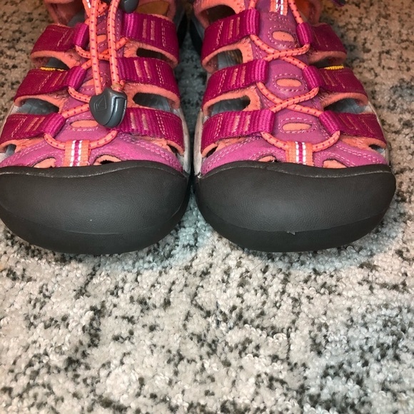 Keen Very Berry & Fusion Coral Newport H2 Sandals Size 4 - Picture 4 of 13